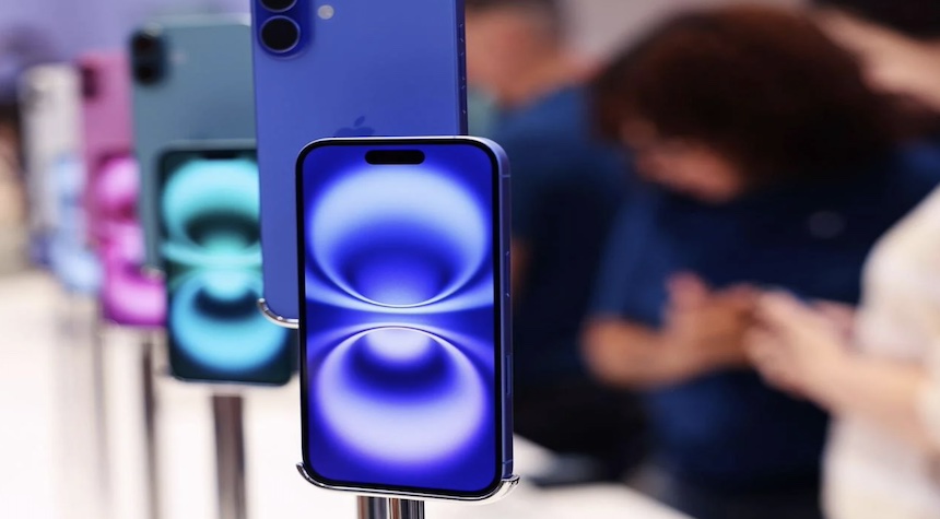 Trump Eyes 50% EU Tariffs, 25% Hit on Apple as Trade War Escalates
