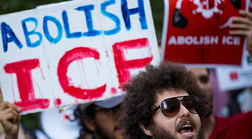 Federal Agents Left to Fend Off Bat-Wielding Mob in Oregon as Local Police Stand Down